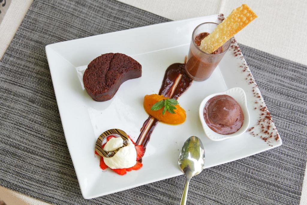 Logis Hotel & Spa Dejeunez Sous L'Arbre Rousset  Ngoại thất bức ảnh